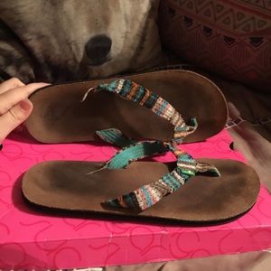 Sanuk flip flips